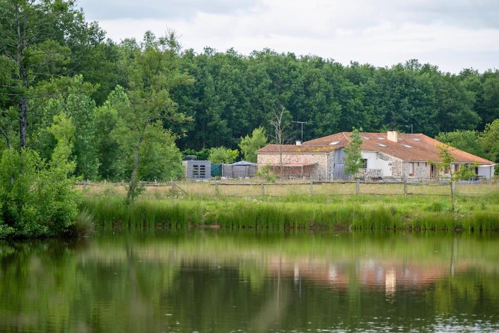 L'Evasion En Pierre Piscine Et Etang Prive Villa Sevremoine ภายนอก รูปภาพ